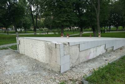 В Туле разваливается постамент памятника спасателям