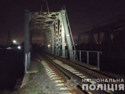В Харькове 13-летняя девочка погибла после падения с конструкции железнодорожного моста – полиция