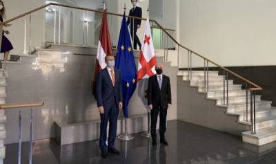 Воронье слетелось: главы МИД Латвии и Грузии заверили друг друга в "вечной дружбе"