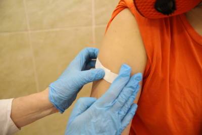 Осложнения после вакцинации от COVID-19 выявили у сотни петербуржцев