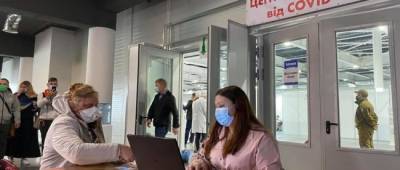 На выходных будет работать уже 35 центров вакцинации в 13 областях Украины