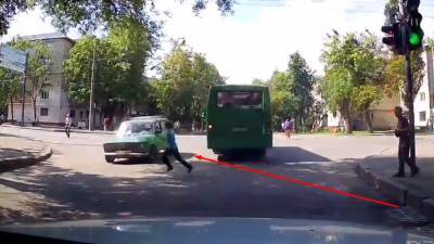 В Харькове на переходе сбили ребенка: момент попал на видеорегистратор