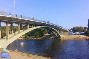 Спасатели нашли мину под мостом в Киеве