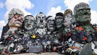 В Великобритании появилась скульптура лидеров G7 из электронного мусора