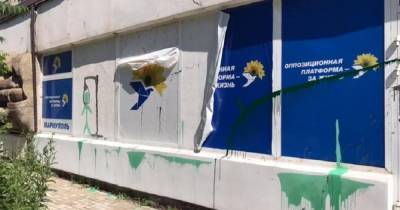 "Сорвали символику и нарисовали повешенного": в Мариуполе напали на офис ОПЗЖ (фото)