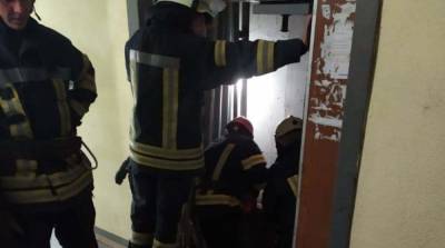 В киевской многоэтажке оборвался лифт, есть жертва