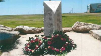 Снова надругательство над памятником жертвам теракта в Дельфинариуме: кто выбросил цветы