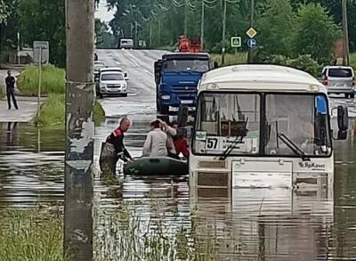 Костромичей эвакуировали на лодках из затонувшего в луже автобуса
