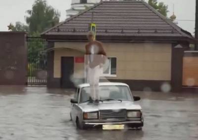 У Рязанского училища ВДВ водитель залез на крышу своей «утонувшей» «семерки»