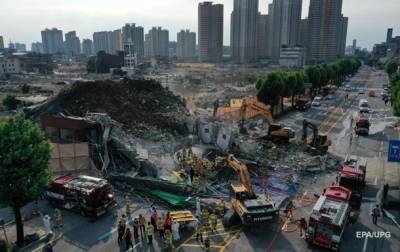 В Южной Корее здание рухнуло на остановку с людьми