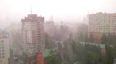 Воронежцы делились в соцсетях видео последствий сильного ливня с грозой