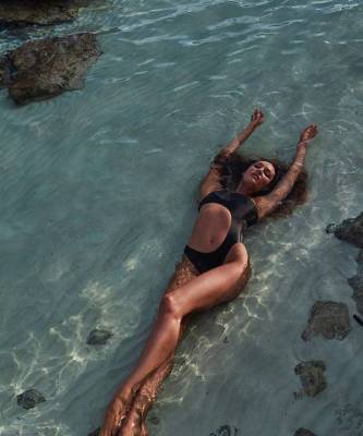 Идеальный купальник, который можно носить не только на пляж: показывает Кэндис Свейнпол