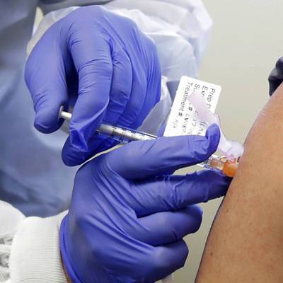 Нацслужба здравоохранения Британии рапортует о рекордах записей на вакцинацию