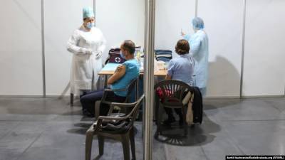 Центры массовой вакцинации будут работать в выходные в 14 регионах Украины – МОЗ