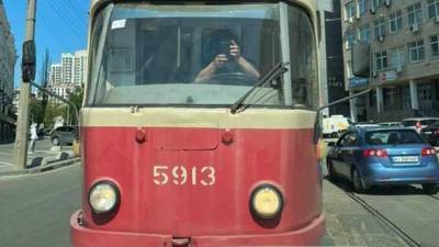 Я не жлоб и не пида*ас, – чиновник при КГГА на джипе заблокировал трамвай