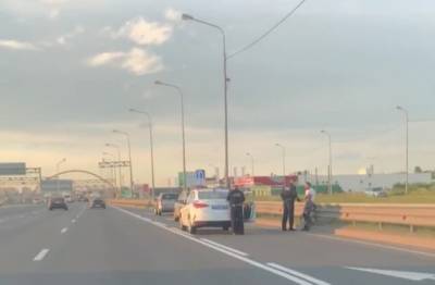 На Таллинском шоссе самокатчик попал под колеса автомобиля