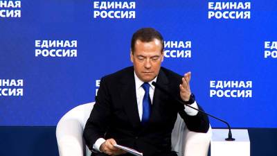 Медведев призвал критически оценить работу "Единой России"