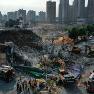 В Южной Корее здание рухнуло на остановку общественного транспорта: есть жертвы. Фото