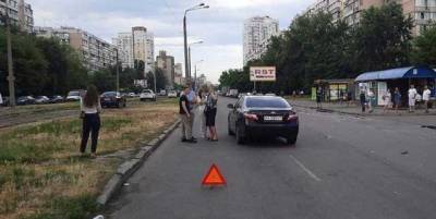 В Киеве на Харьковском массиве легковушка снесла мать с ребенком на пешеходном переходе