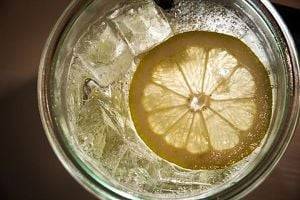 Врач назвал опасность для здоровья лимонного сока