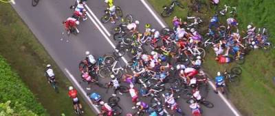Во Франции задержали женщину, которая устроила массовую аварию на велозаезде «Тур де Франс»