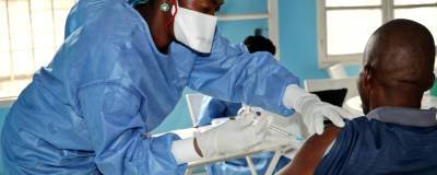 Более 800 человек в Уганде получили поддельную прививку от COVID-19