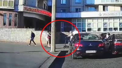 В Петербурге двух самокатчиц увезли на скорой после столкновения