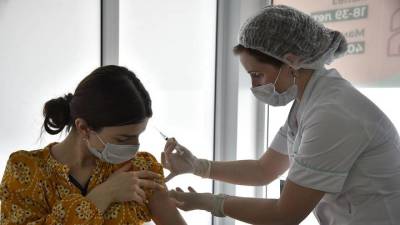 Ревакцинация от коронавируса стартовала в России