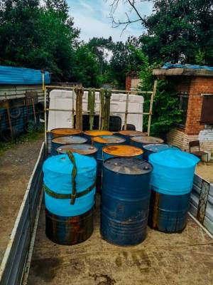 В Калининском районе нашлись 12 бесхозных бочек с нефтепродуктами
