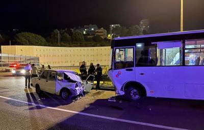 В ДТП с автобусом в Сочи пострадали шесть человек