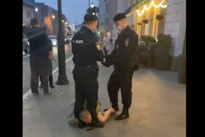 Полицейские напали журналиста, снимавшего, как они зажимают голову задержанного между ног