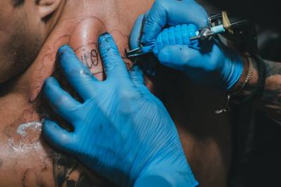 Силовик пригрозил журналисту "Медиазоны" вырезать татуировку с кожей за съемку задержания