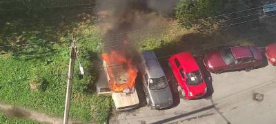 Автомобиль загорелся на улице в Петрозаводске, огонь перекинулся на соседнюю машину (ВИДЕО)