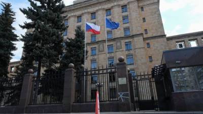 Чехия закрывает все визовые отделы в России