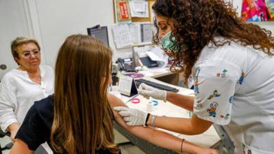 В Израиле открываются экстренные центры вакцинации подростков: подробности