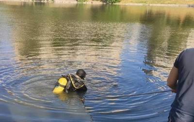 В Киеве спасатели из озера достали тело мужчины