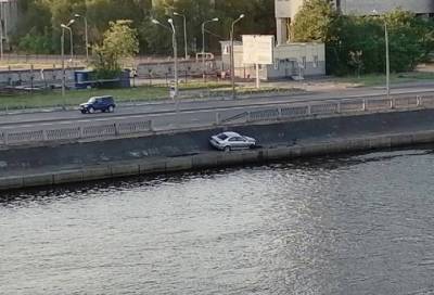 Водитель чудом не улетел в Неву, "припарковавшись" прямо у воды на Октябрьской набережной