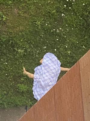 В Новогорелово пожилая женщина выпала из окна высотки