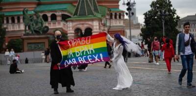 В сердце Москвы растянули гейский флаг