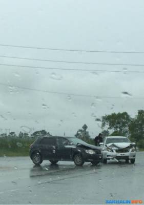 Два автомобиля неудачно встретились под дождем в Южно-Сахалинске