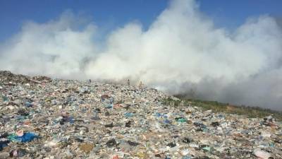 В районе Башкирии горит мусорный полигон