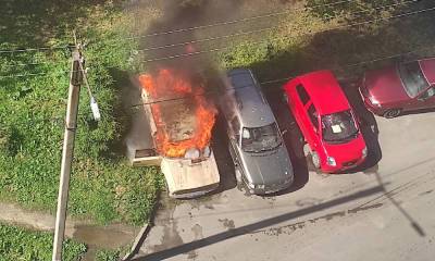 В Петрозаводске во дворе загорелся автомобиль