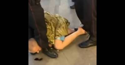 В центре Москвы заметили полицейского с зажатой между ног головой задержанного
