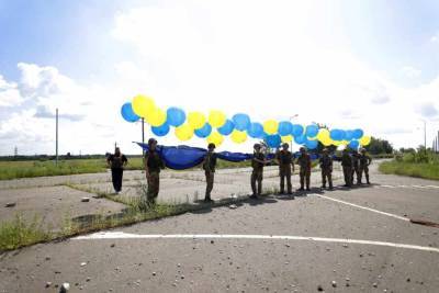 Националисты запустили украинский флаг в сторону Донецка