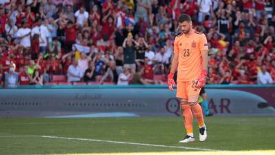 Испанский вратарь объяснил курьезный автогол в матче с Хорватией на Евро