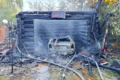 Ранним утром в смоленском Рославле в гараже сгорела «Шкода»