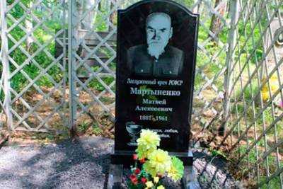 Жители Хабаровского края поставили памятник любимому врачу
