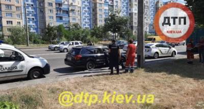 В Киеве женщина умерла за рулем автомобиля: подробности и кадры ЧП
