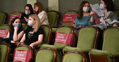 Девушка ослепла на один глаз после похода в театр в Москве