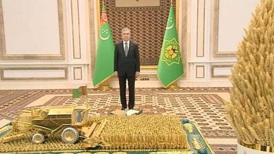 Бердымухамедову доложили о выполнении плана по сбору пшеницы и подарили позолоченную статуэтку комбайна